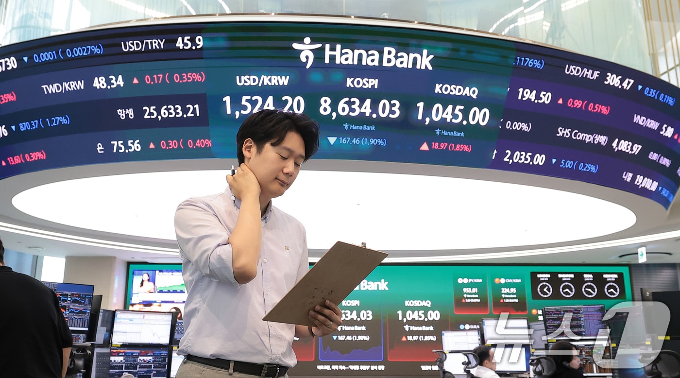 4일 오전 서울 중구 하나은행 본점 딜링룸 전광판에 코스피와 코스닥, 원·달러 환욜이 표시되고 있다. 2026.6.4 ⓒ 뉴스1 권현진 기자