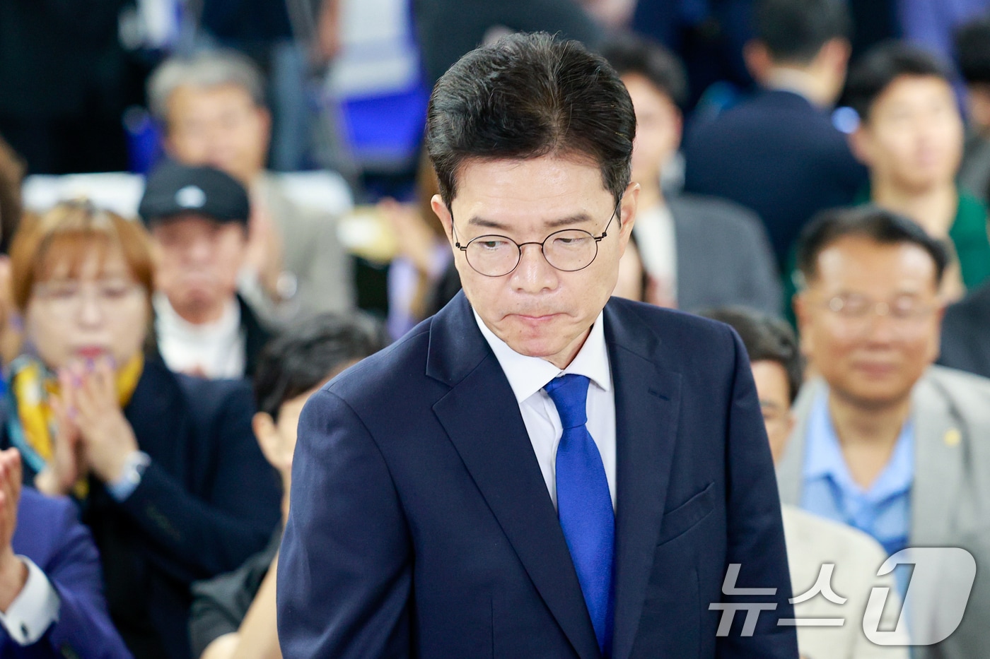 정원오 더불어민주당 서울시장 후보가 4일 오전 서울 중구 세종대로 캠프에서 제9회 전국동시지방선거 개표 상황과 관련 승복 입장을 밝힌 뒤 사무실을 나서고 있다. 2026.6.4 ⓒ 뉴스1 안은나 기자