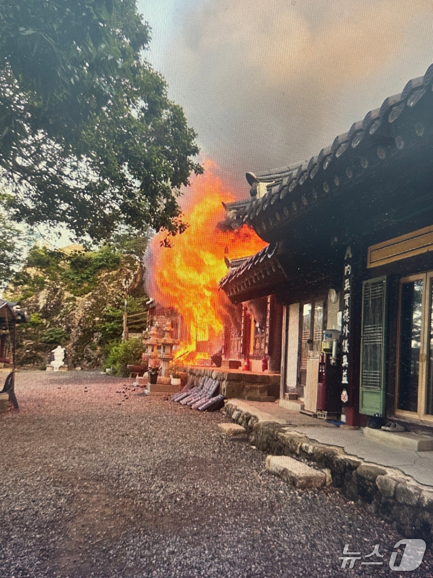 4일 오전 6시 27분쯤 경북 경주시 서면 천촌리 주사산 인근에 있는 주사암 사찰에서 불이 나 소방 당국이 진화에 나섰다.(경북소방본부 제공. 재판매 및 DB 금지)2026.6.4/뉴스1