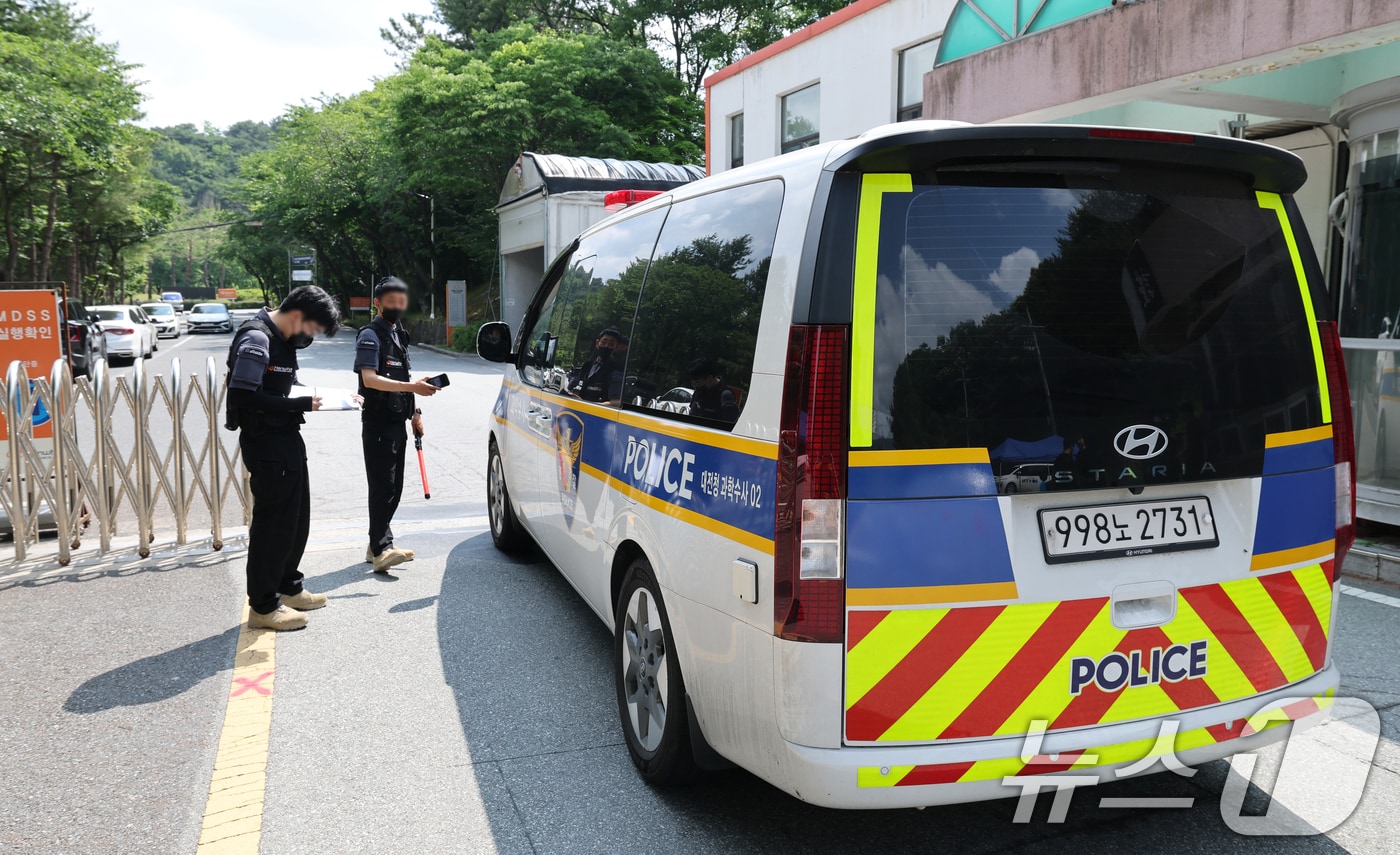 대전경찰청 등 수사전담팀이 4일 오전 한화에어로스페이스 대전사업장에서 압수수색을 하기 위해 차량으로 진입하고 있다. 전담수사팀은 이날 한화에어로스페이스 대전사업장 및 R&D 캠퍼스, 서울 본사 등 총 3개소에 대전경찰청 광역범죄 수사대 등 경찰 34명과 대전지방고용노동청 근로감독관 20명 등 총 54명을 투입해 압수수색을 진행했다. 2026.6.4 ⓒ 뉴스1 김기태 기자