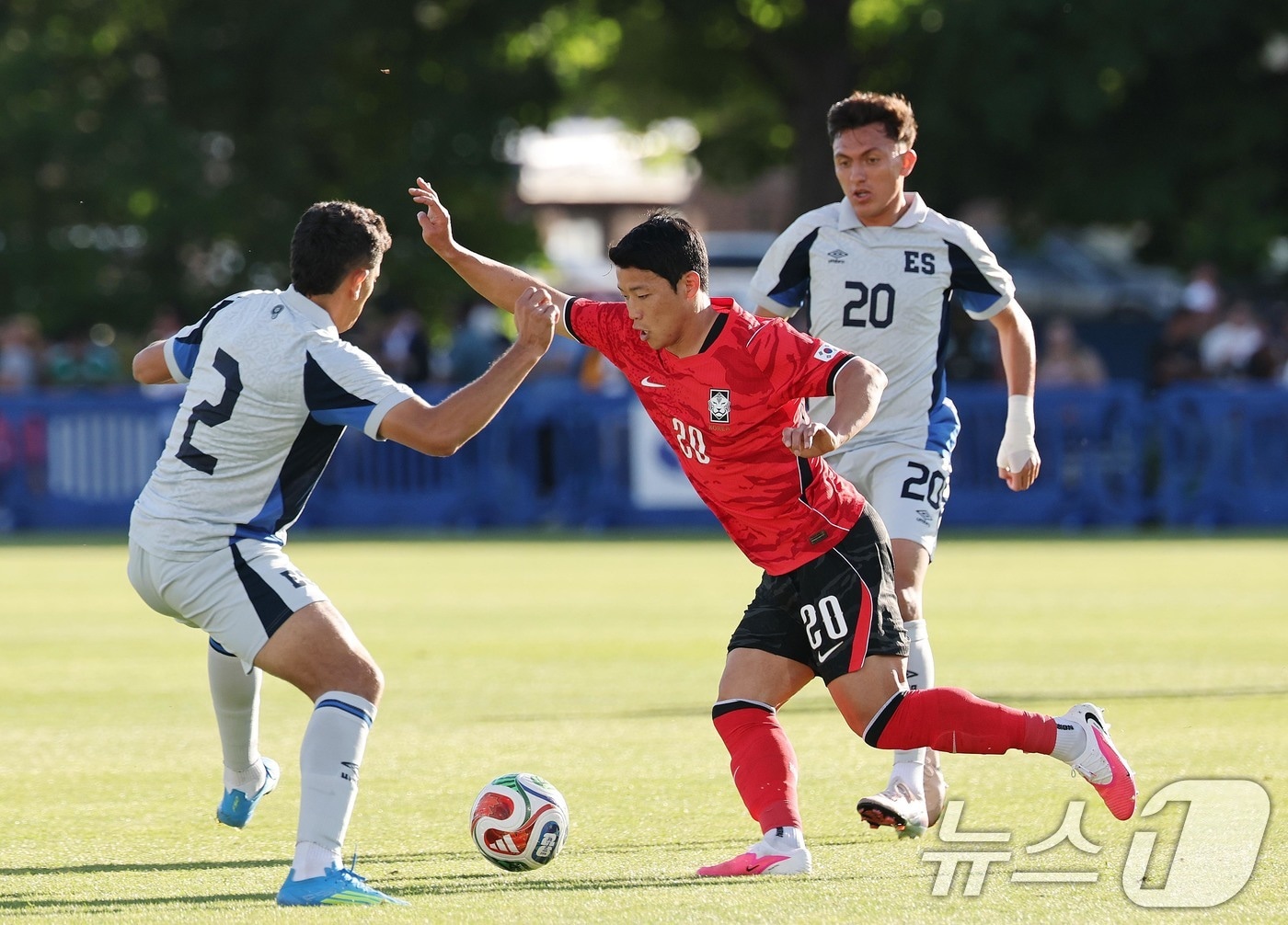 대한민국 축구대표팀 황희찬이 3일(현지시간) 미국 유타주 솔트레이크시티 브리검 영 대학교 BYU 사우스필드 경기장에서 2026 국제축구연맹(FIFA) 북중미 월드컵을 앞두고 열린 대한민국과 엘살바도르의 평가전에서 돌파를 하고 있다. 2026.6.4 ⓒ 뉴스1 임세영 기자