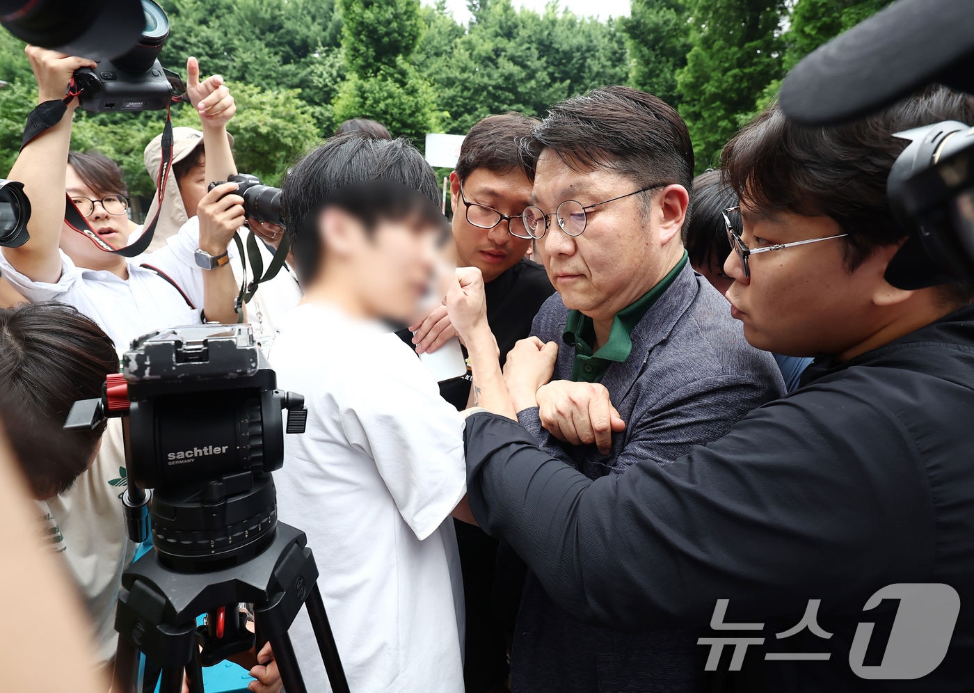 제9회 전국동시지방선거 및 국회의원 재·보궐선거 투표함 이송이 지연된서울 송파구 잠실7동 제2투표소에서 김범진 서울시선관위 사무처장이 시위대의 반발을 받고 있다. 2026.6.4 ⓒ 뉴스1 김민지 기자