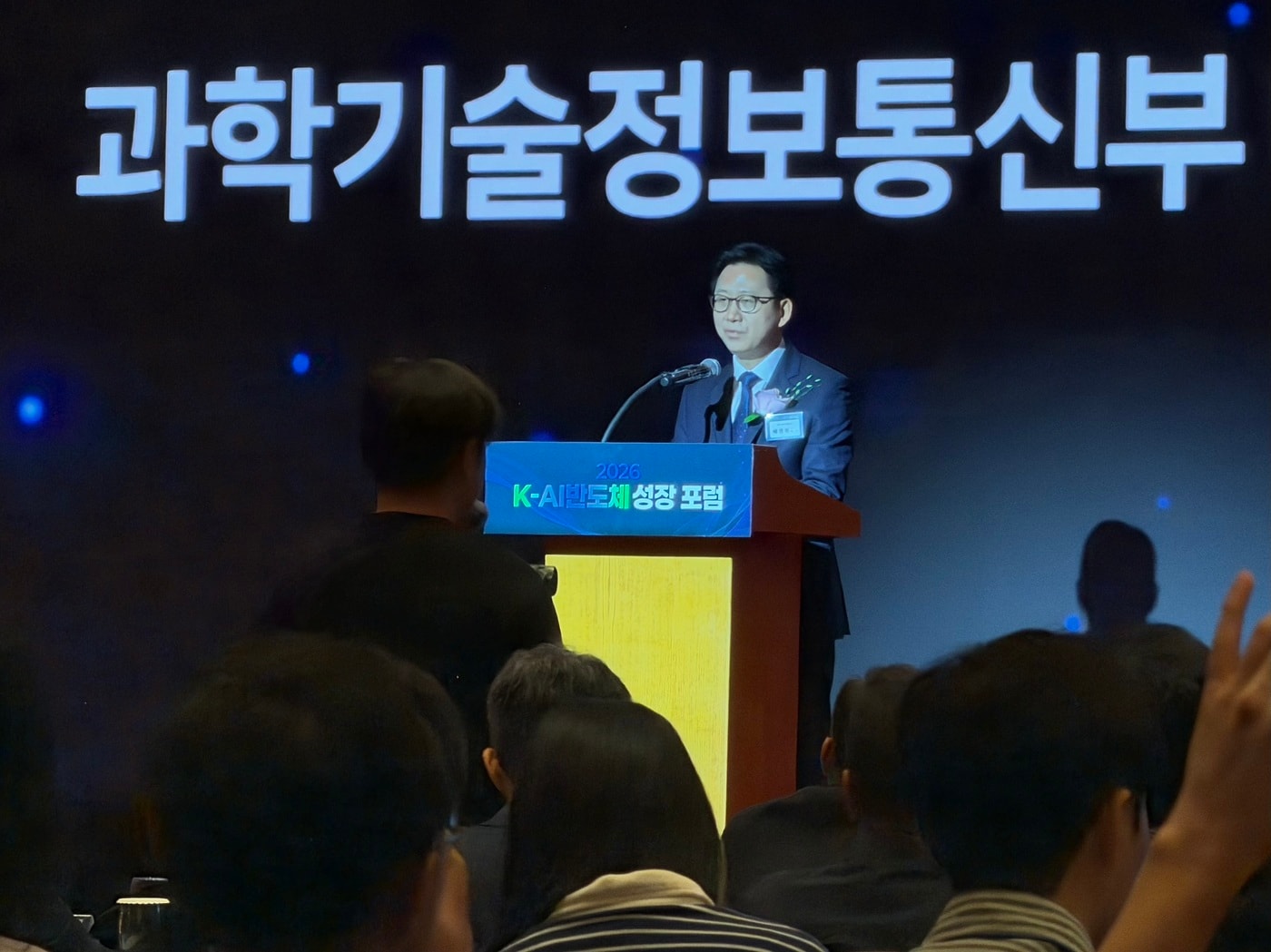 배경훈 부총리 "젠슨 황, K-AI 반도체도 살펴봤으면"