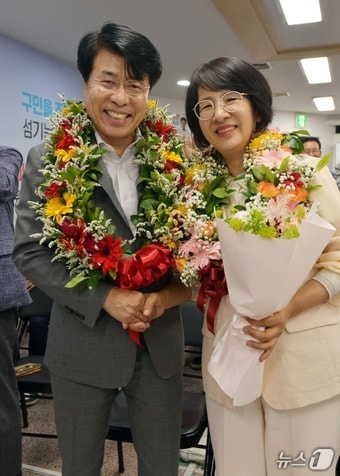 서강석 서울 송파구청장 당선인과 배우자 서경애 씨가 4일 서울 송파구에 위치한 제9회 전국동시지방선거 캠프 사무실에서 축하 꽃다발을 받은 후 기뻐하고 있다. (송파구청 제공. 재판매 및 DB금지) 2026.6.4 ⓒ 뉴스1