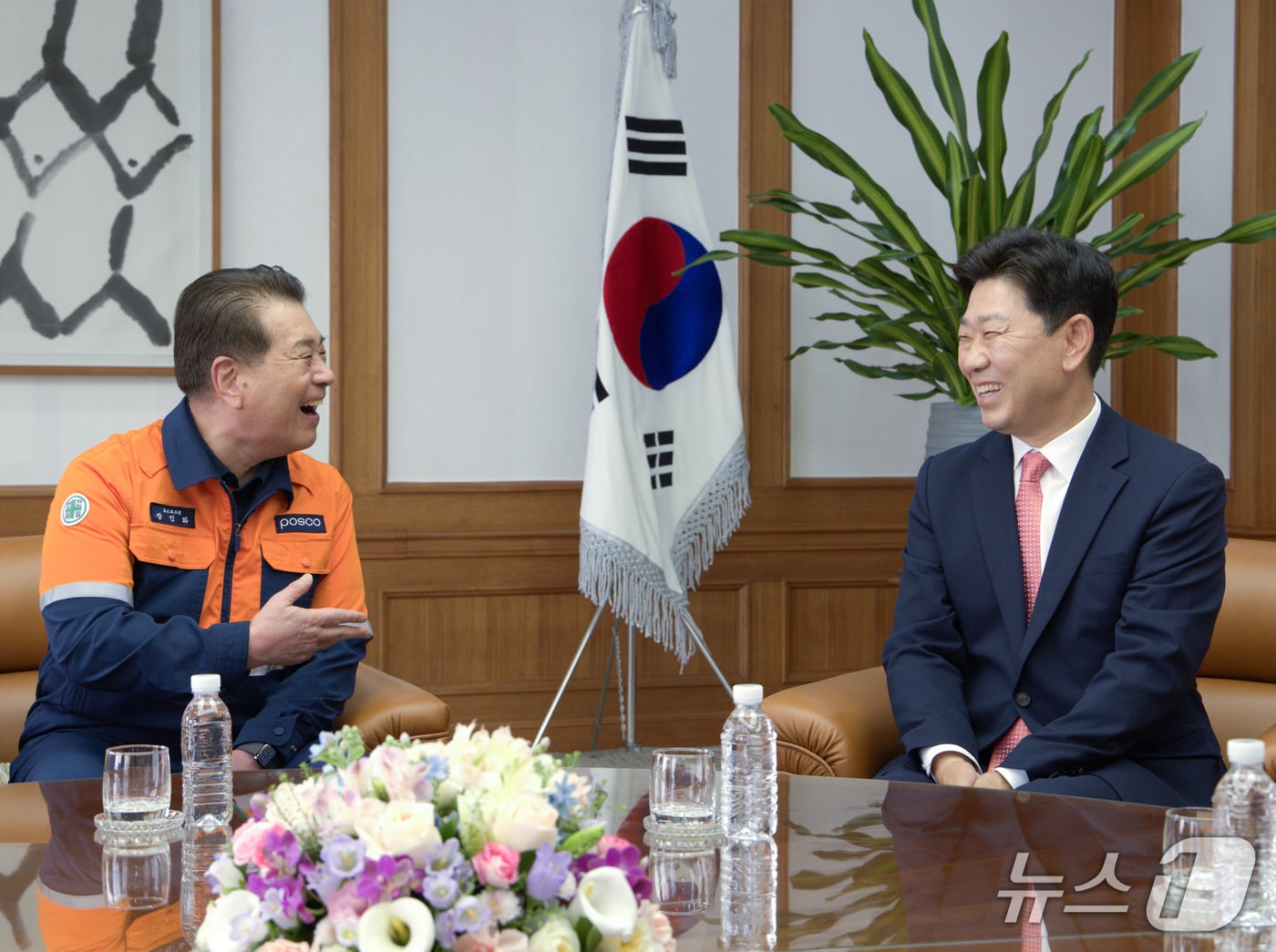  박용선 국민의힘 경북 포항시장 당선인이 당선 첫 날인 4일 포스코 본사에서 장인화 포스코 그룹 회장과 만나 민생경제 회복과 지역 산업 경쟁력 강화 등에 대한 상생협력 방안을 논의했다.(박용선 포항시장 당선인 캠프제공, 재판매 및 DB금지) 2026.6.4/뉴스1