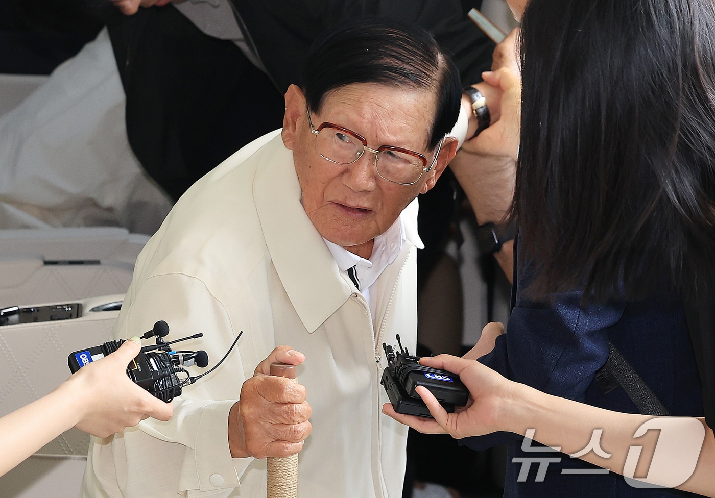 지난 4일 서울 서초구 검·경합동수사본부로 정당법 위반 혐의에 대한 피의자 조사를 받기위해 출석하고 있는 신천지 이만희 총회장. 2026.6.4 ⓒ 뉴스1 이호윤 기자