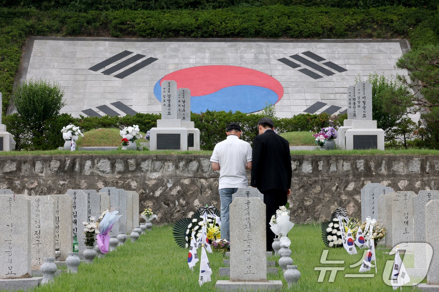 현충일을 이틀 앞둔 4일 서울 동작구 국립서울현충원을 찾은 참배객들이 묘역에 참배하고 있다. 2026.6.4 ⓒ 뉴스1 이광호 기자
