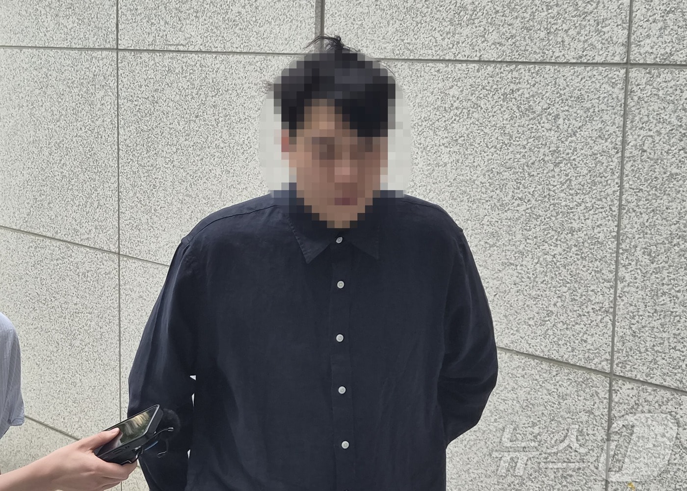 4일 오후 2시 30분쯤 외국인 노동자를 폭행한 인천 서구 섬유공장 대표가 구속 전 피의자심문(영장실질심사)을 받기 위해 인천지법에 출석했다.2026.6.4 ⓒ 뉴스1 박소영 기자