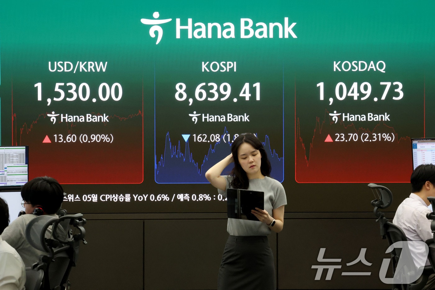 코스피 지수가 하락 마감한 4일 서울 중구 하나은행 딜링룸 현황판. 2026.6.4 ⓒ 뉴스1 이광호 기자