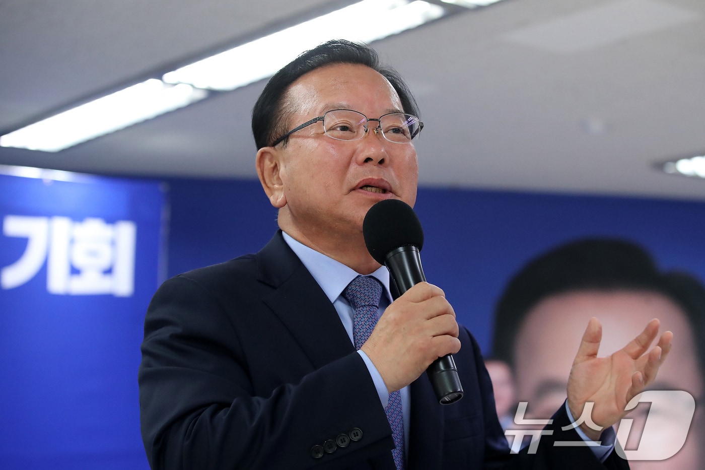 김부겸 더불어민주당 대구시장 후보가 4일 오후 대구 달서구 희망캠프 해단식에서 마지막 인사말을 하고 있다. 2026.6.4 ⓒ 뉴스1 공정식 기자