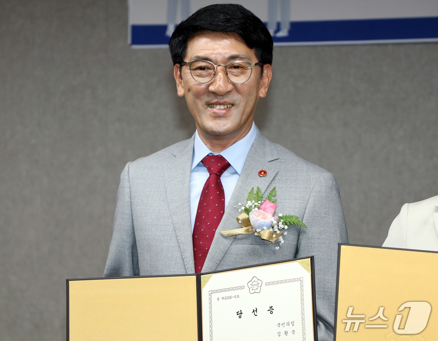 김황국 제주도의회 의원(59, 국민의힘, 제주시 용담1동·용담2동)이 4일 오후 제주경제통상진흥원 대회의실에서 열린 제9회 전국동시지방선거 당선증 교부식에서 기념촬영을 하고 있다.2026.6.4 /뉴스1 ⓒ 뉴스1 오미란 기자