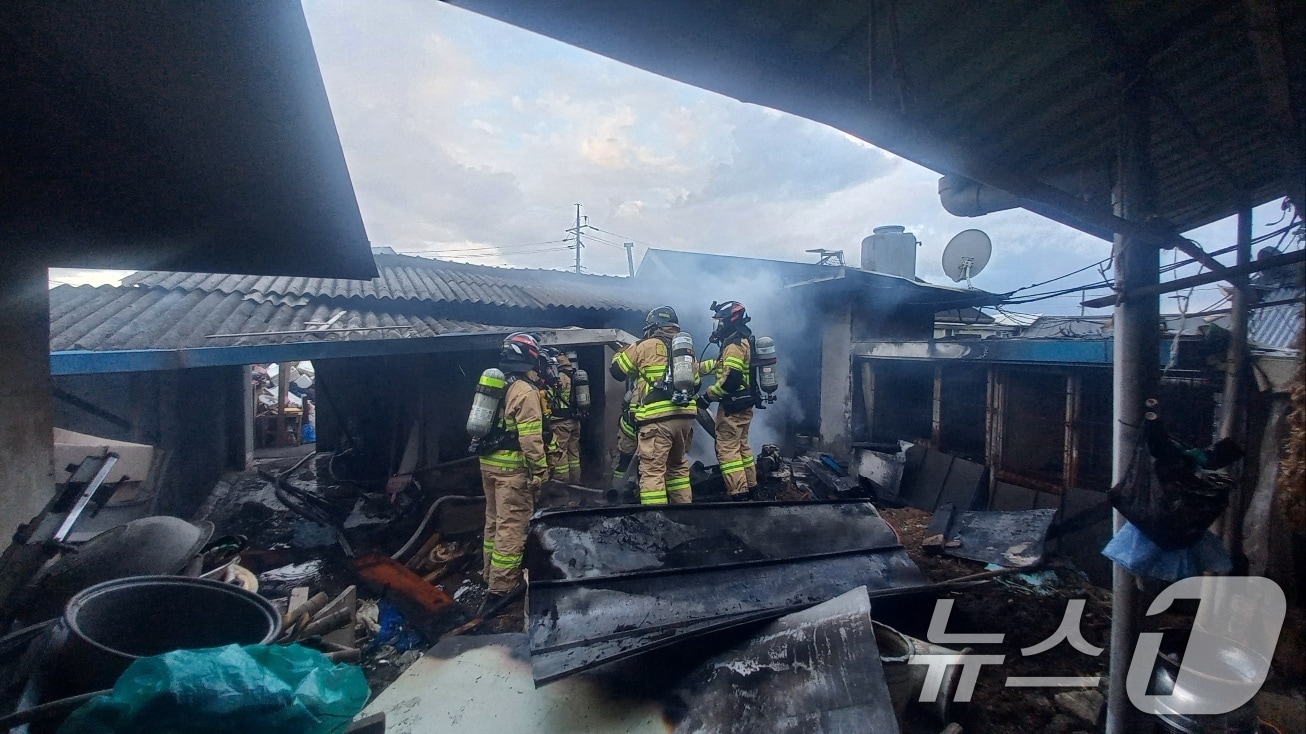 4일 오후 6시 35분쯤 전남 담양군 수북면 남산마을의 한 주택에서 불이 나 소방당국이 진화 작업을 벌이고 있다. (전남소방본부 제공. 재판매 및 DB금지) 2026.6.4 ⓒ 뉴스1 