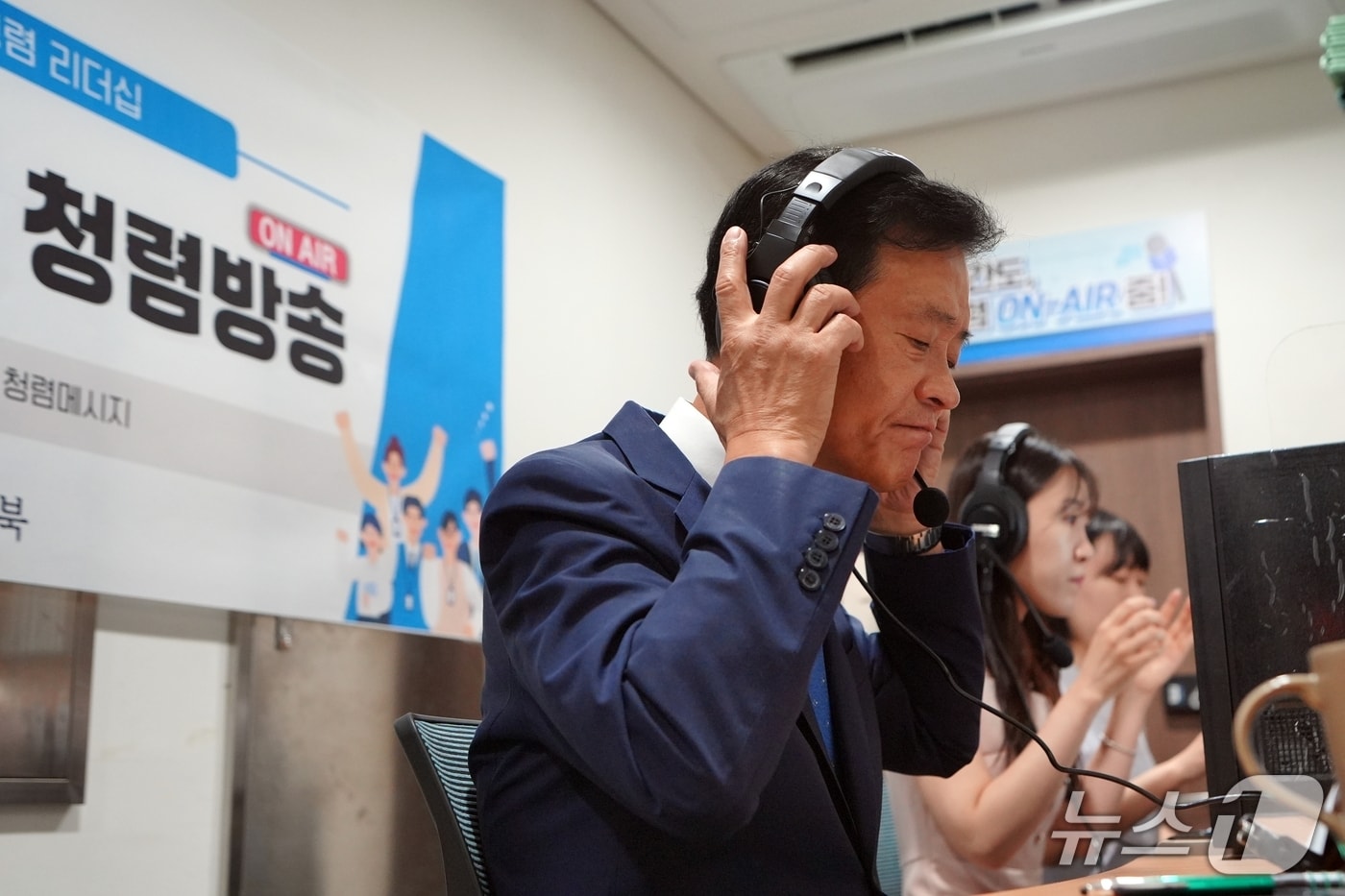 이승로 성북구청장이 지난 4일 당선 첫 일정으로 청렴방송 1일 DJ에 나섰다.(성북구청 제공)
