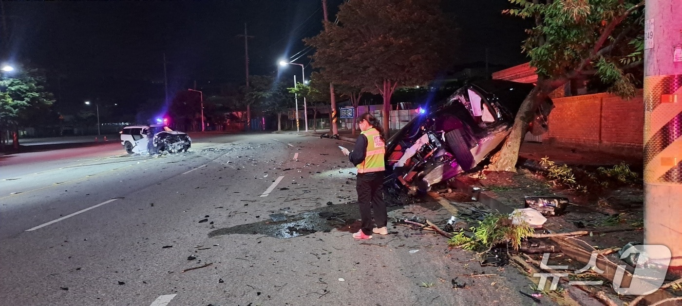 3일 오후 11시 49분께 남원시 노암동의 한 도로에서 주행하던 승용차와 SUV가 정면 충돌하는 사고가 발생했다.(전북소방본부 제공. 재판매 및 DB금지)