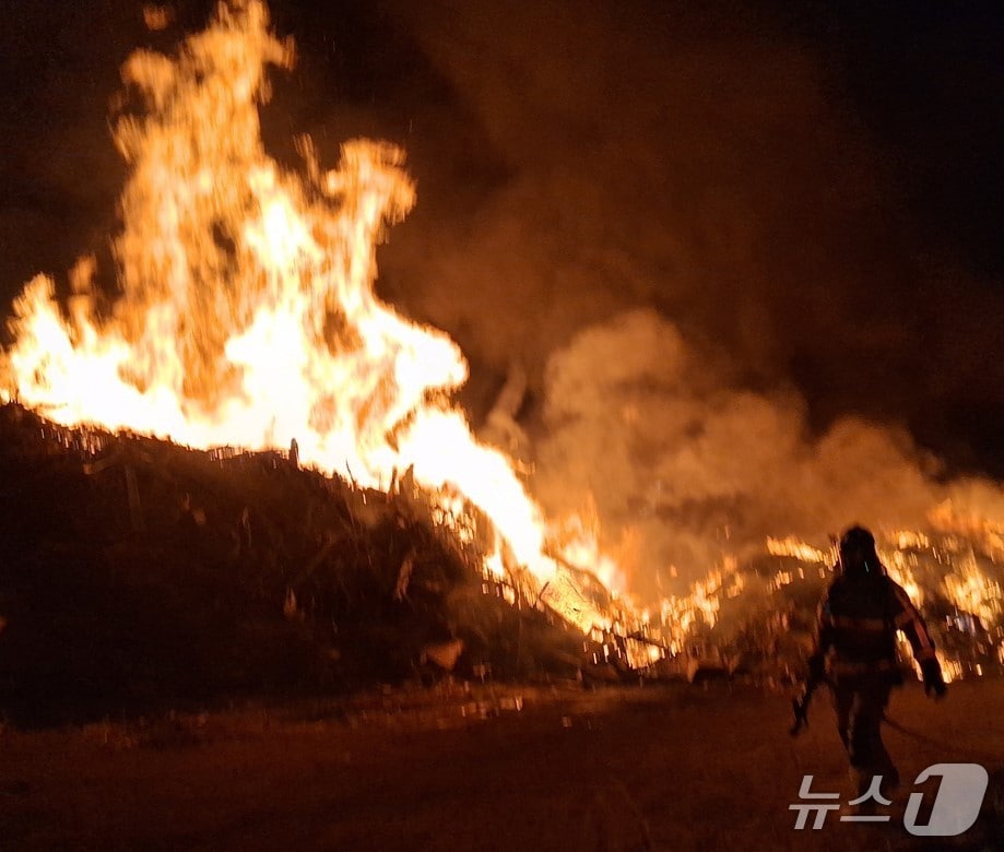 5일 오전 2시 34분쯤 경북 봉화군 봉화읍의 자원순환시설에서 불이 나  화염이 치솟고 있다.(경북소방본부 제공. 재판매 및 DB 금지)2026.6.5/뉴스1