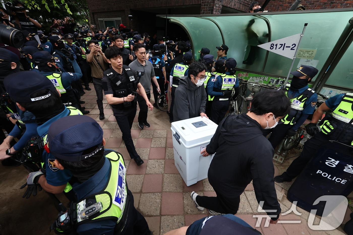 5일 '투표용지 부족' 사태가 발생한 서울 송파구 잠실7동 제2투표소 앞에서 서울시선관위 관계자들이 투표함을 이송하고 있다. 2026.6.5 ⓒ 뉴스1 김도우 기자
