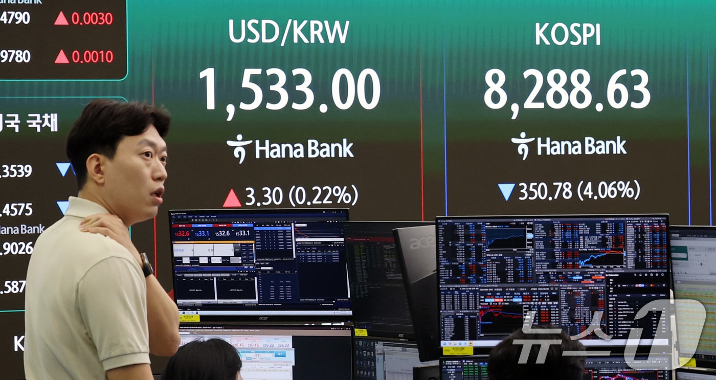 코스피 지수가 하락 출발한 5일 서울 중구 하나은행 딜링룸 전광판에 장초반 시황이 나타나고 있다. 2026.6.5 ⓒ 뉴스1 박지혜 기자