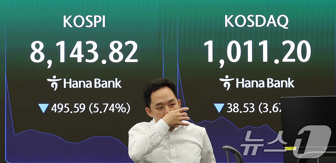 코스피 지수가 하락 출발한 5일 서울 중구 하나은행 딜링룸 전광판에 장초반 시황이 나타나고 있다. 한국거래소는 이날 오전 9시 8분 25초 코스피 시장에 매도 사이드카를 발동했다고 공시했다. 코스피 매도 사이드카 발동은 지난달 18일 이후 12거래일 만이다. 2026.6.5 ⓒ 뉴스1 박지혜 기자