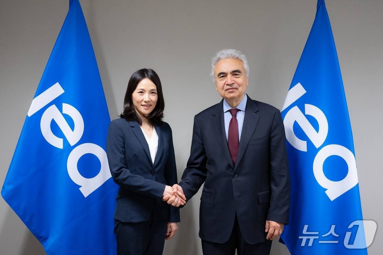 김진아 외교부 2차관이 국제에너지기구(IEA) 파티 비롤 사무총장과 만난 모습 (외교부 제공)