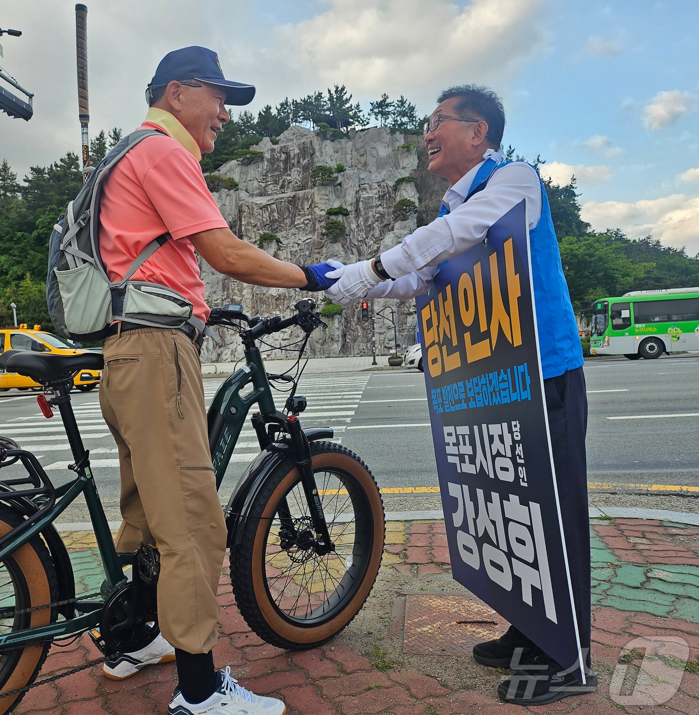 강성휘 더불어민주당 전남 목포시장 당선인이 5일 시민들과 만나 지방선거 지지에 대한 감사의 뜻을 전했다.(강성휘 제공, 재배포 및 DB 금지)2026.6.5 ⓒ 뉴스1