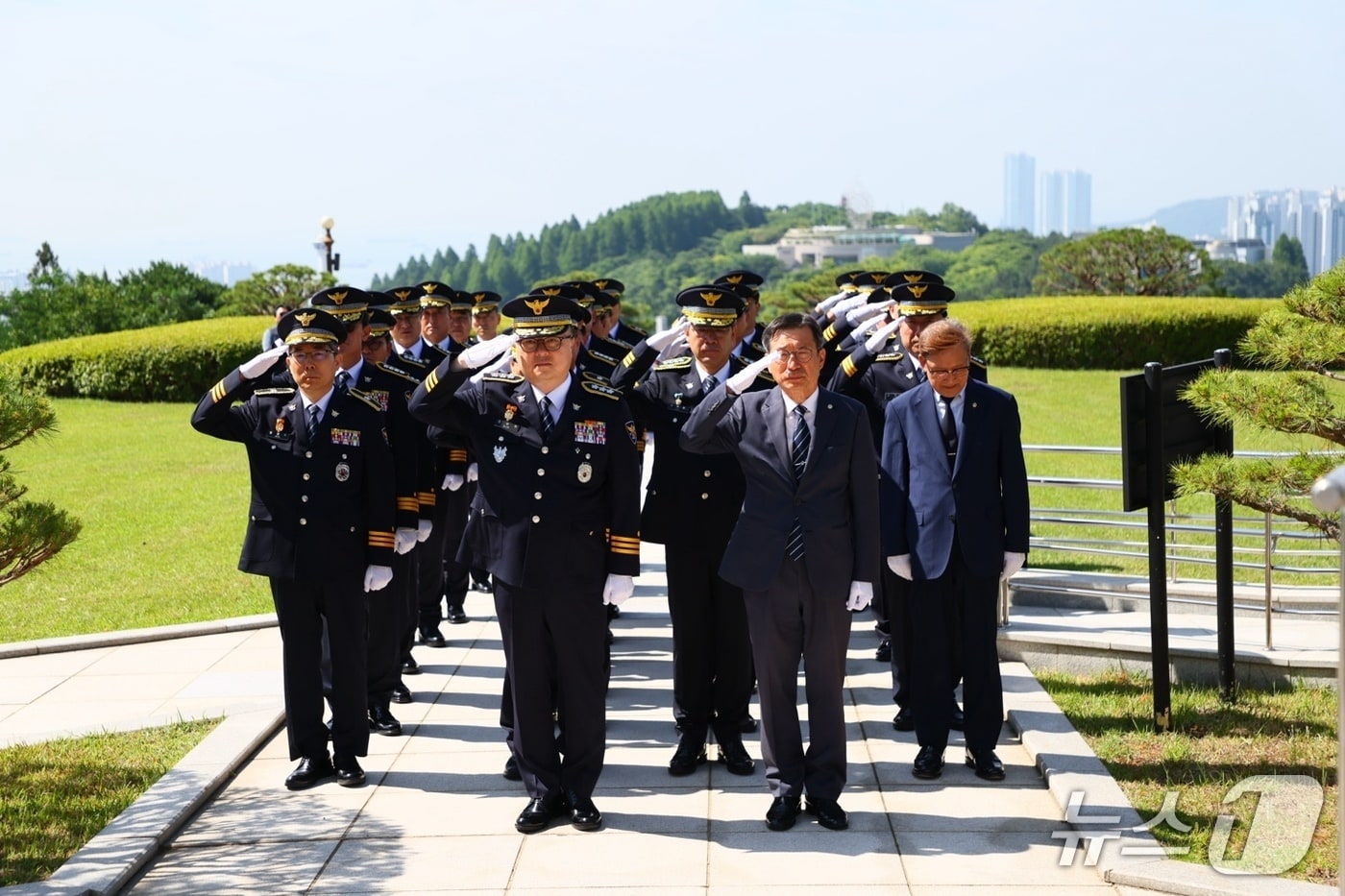 부산경찰청은 5일 오전 부산 중구 중앙공원 충혼탑에서 '제71회 현충일 추념식'을 열었다. (부산경찰청 제공. 재판매 및 DB금지)