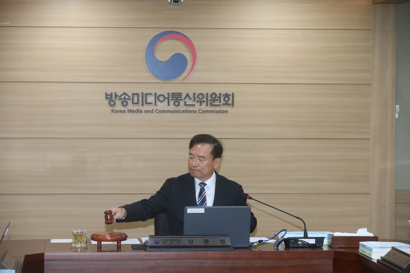 김종철 방송미디어통신위원장(가운데)이 5일 정부과천청사에서 '2026년 제15차 전체회의'를 진행하고 있다.(방미통위 제공)