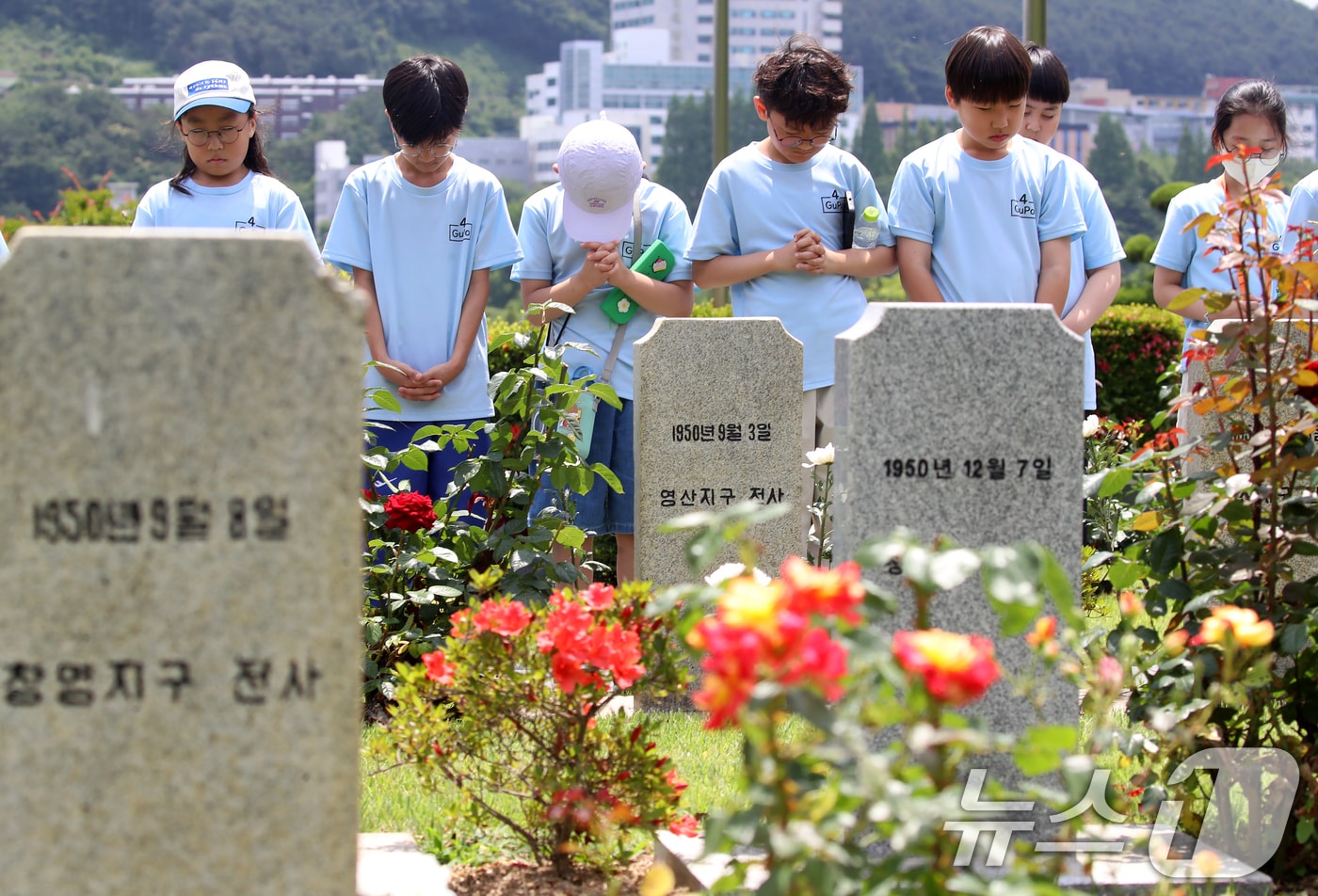 제71회 현충일을 하루 앞둔 5일 부산 남구 유엔기념공원을 찾은 구포초등학교 학생들이 6·25 전쟁에 유엔군으로 참전한 한국군 전몰 장병 묘역을 참배하고 있다. 2026.6.5 ⓒ 뉴스1 윤일지 기자