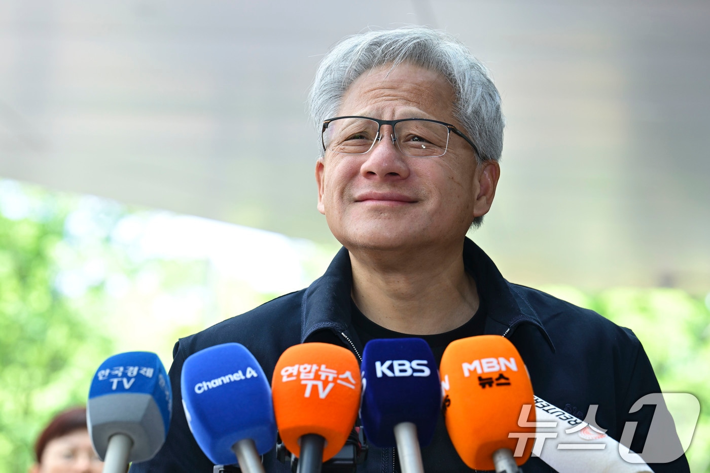 젠슨 황, 박정원 회장과 잠실서 만난다…두산-엔비디아 협력 주목