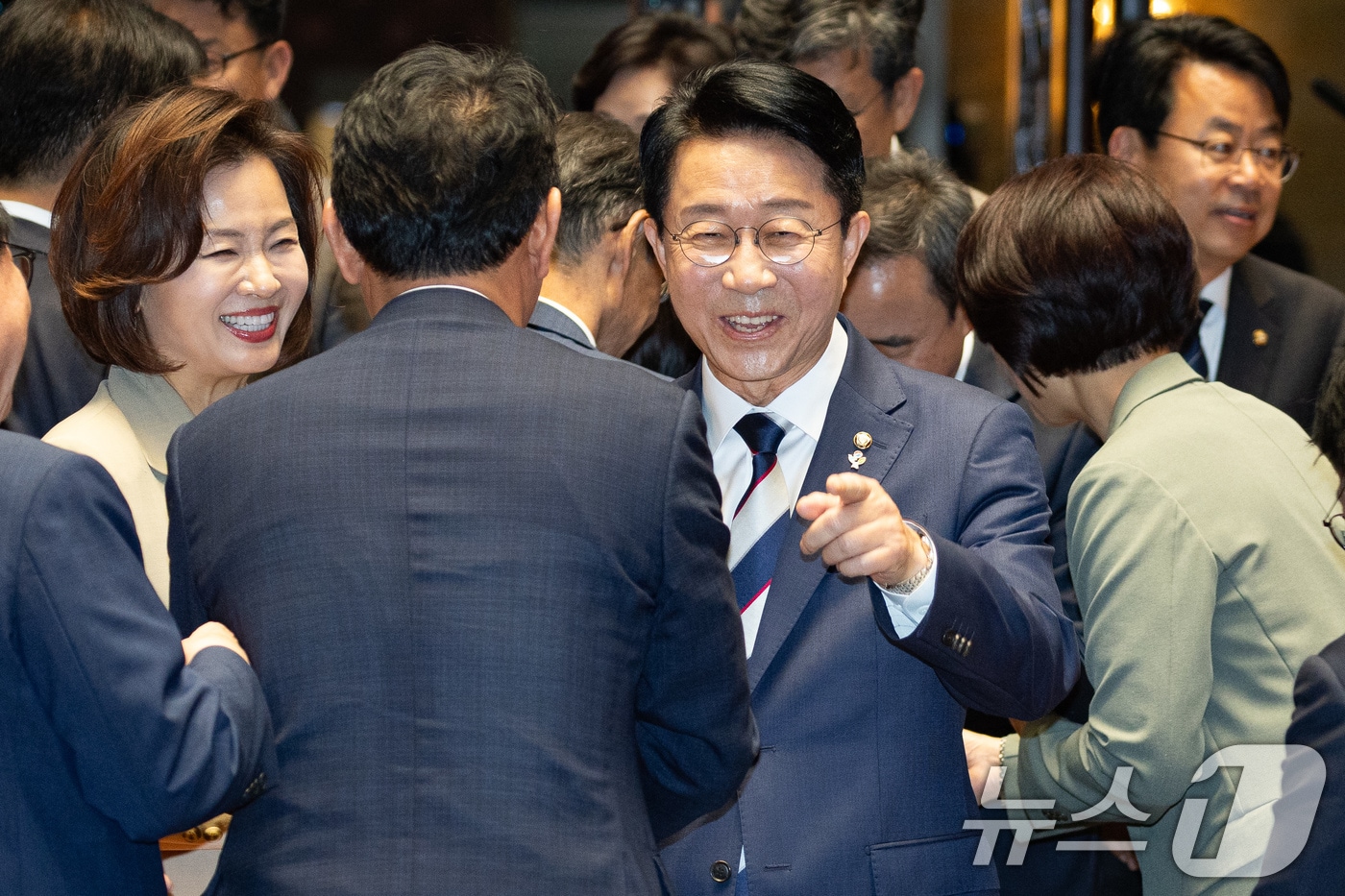 조정식 국회의장 후보가 5일 서울 여의도 국회에서 열린 더불어민주당 의원총회에 참석해 의원들과 인사하고 있다. 2026.6.5 ⓒ 뉴스1 유승관 기자