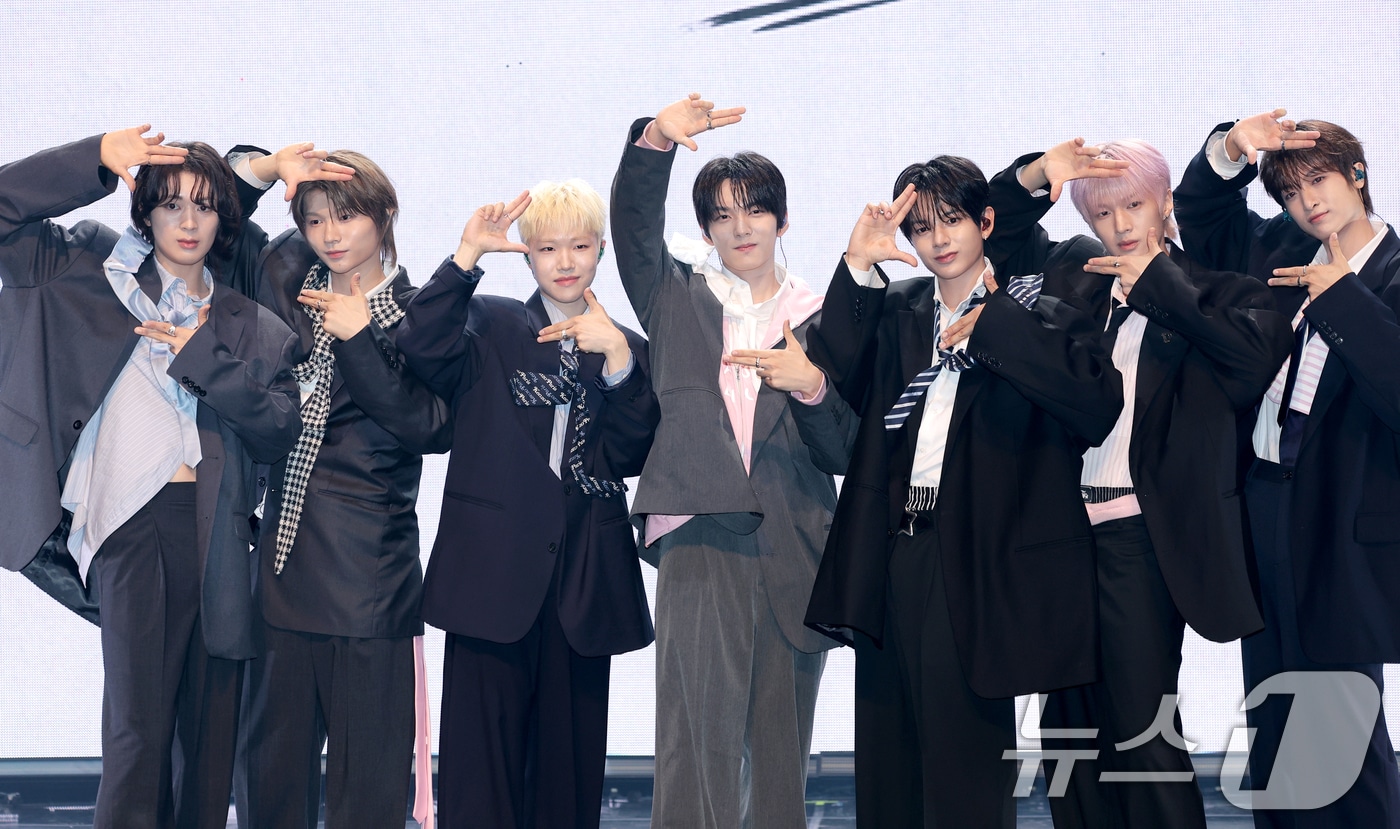 그룹 네이즈(NAZE)의 카이세이(왼쪽부터)와 유야, 아토, 도혁, 턴, 윤기, 김건이 5일 서울 서대문구 이화여자대학교 삼성홀에서 열린 미니 1집 'NAZE(네이즈) 데뷔 활동 보고회‘에서 포즈를 취하고 있다. 2026.6.5 ⓒ 뉴스1 권현진 기자