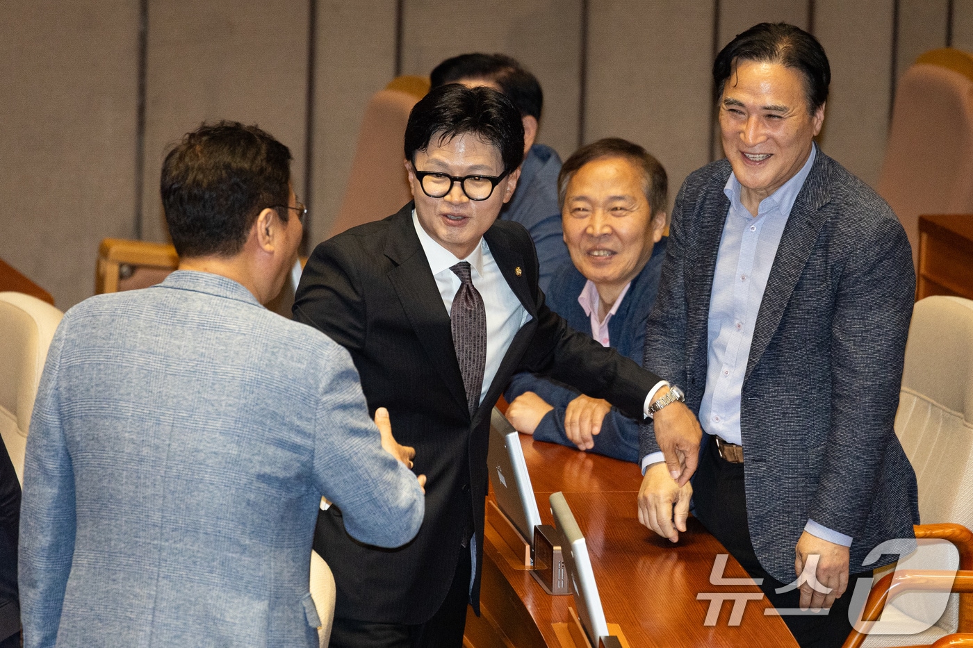 한동훈 무소속 의원이 지난 5일 서울 여의도 국회에서 열린 제436회 국회(임시회) 제1차 본회의에 참석해 국민의힘 의원들과 인사하고 있는 모습. 2026.6.5 ⓒ 뉴스1 유승관 기자