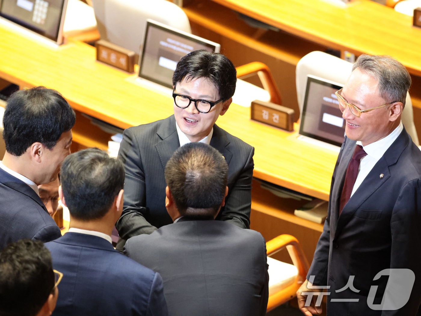 한동훈 무소속 의원이 5일 서울 여의도 국회에서 열린 제436회 국회(임시회) 제1차 본회의에 참석해 국민의힘 의원들과 인사하고 있다. 2026.6.5 ⓒ 뉴스1 황기선 기자