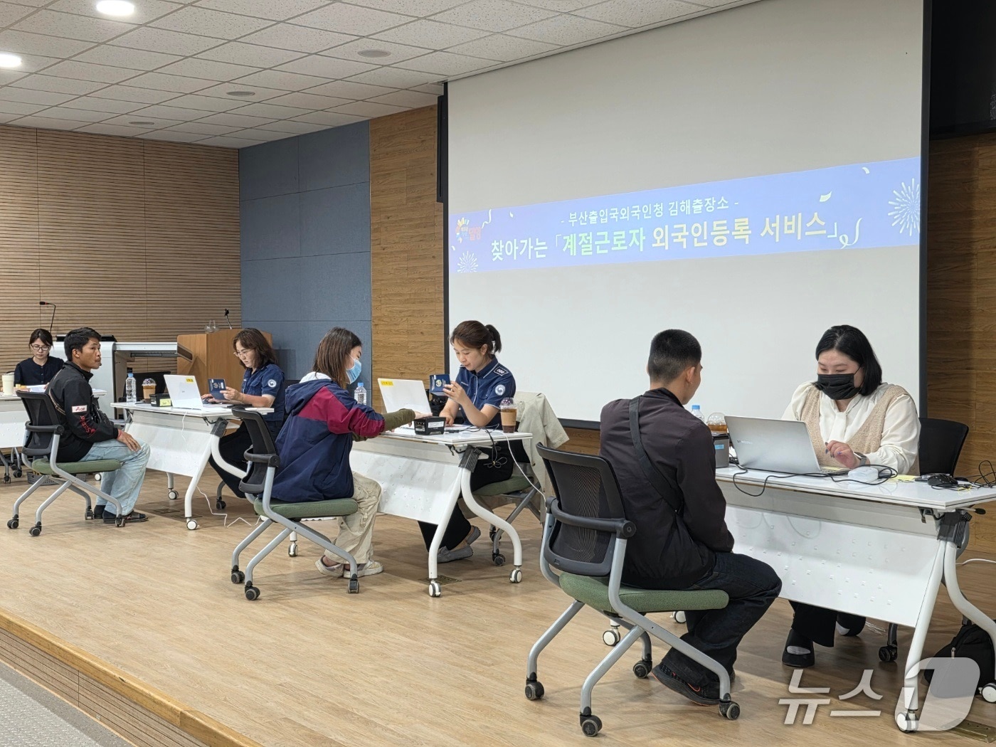 경남 밀양시 농업기술센터에서 '찾아가는 출입국행정서비스'를 진행하는 모습 (부산출입국·외국인청 제공. 재판매 및 DB금지)