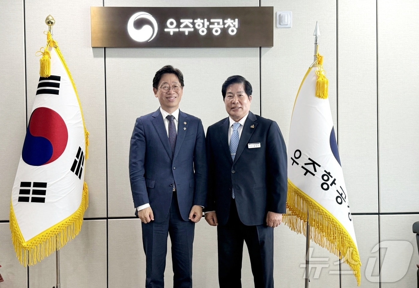 공영민 고흥군수(좌)는 5일 재선 후 첫 일정으로 오태석 우주항공청장과 면담 후 기념사진을 촬영하고 있다. (고흥군 제공. 재판매 및 DB금지) ⓒ 뉴스1 김성준 기자