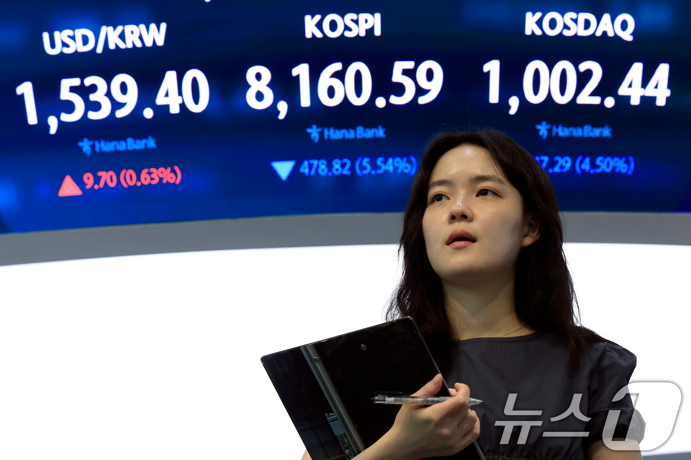 美 반도체 폭락·치솟는 환율..."검은 월요일" vs "비중확대 기회" - 뉴스 썸네일 이미지