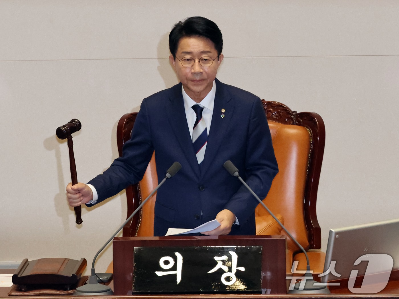 조정식 신임 22대 국회 후반기 국회의장이 지난 5일 오후 서울 여의도 국회 본회의장에서 열린 제436회 국회(임시회) 제1차 본회의에서 의사봉을 두드리고 있다. 2026.6.5 ⓒ 뉴스1 황기선 기자