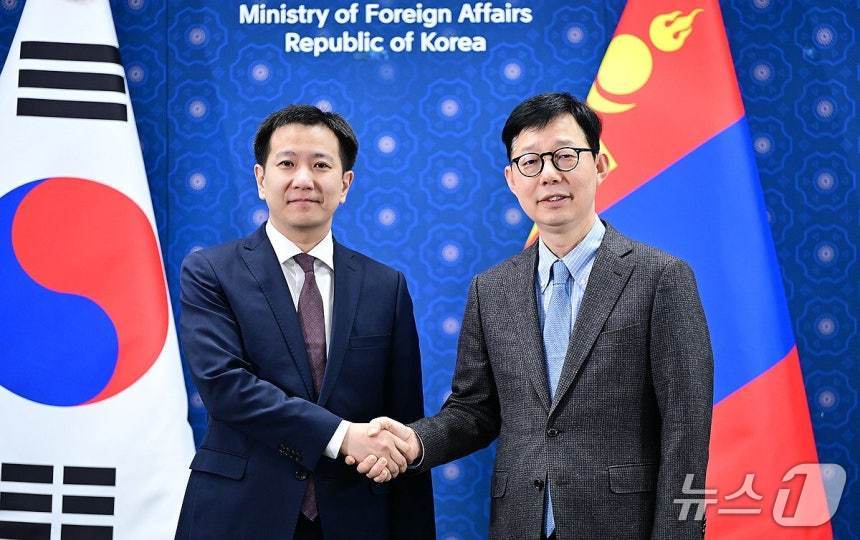 지난 2월 서울 종로구 외교부 청사에서 박윤주 2차관과 검버수렌 아마르툽 몽골 외교부 차관이 면담을 진행했다 2026.2.23 (외교부 제공) 