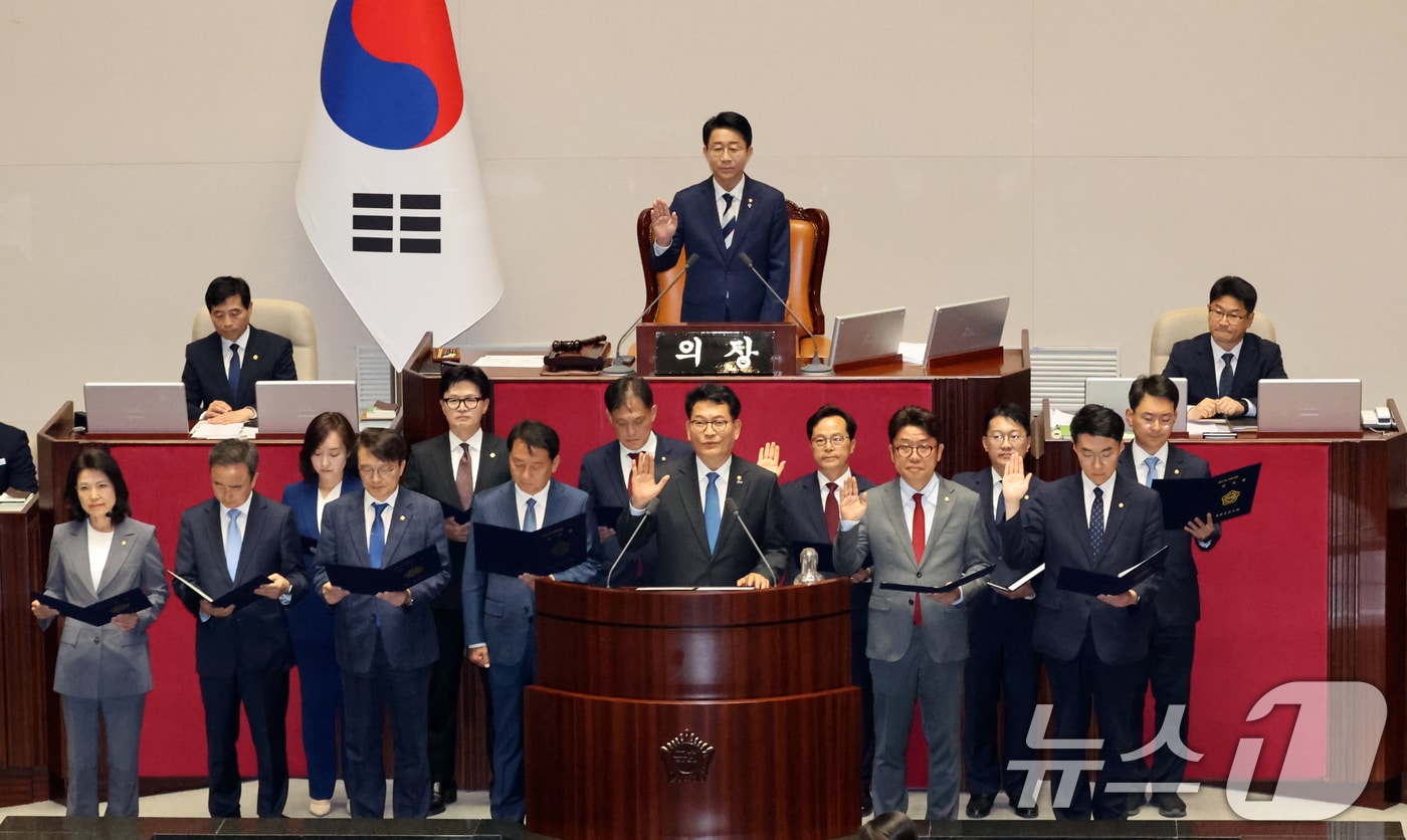 6·3 재보궐선거로 당선된 국회의원들이 5일 서울 여의도 국회에서 열린 제436회 국회(임시회) 제1차 본회의에 참석해 선서를 하고 있다. 2026.6.5 ⓒ 뉴스1 황기선 기자