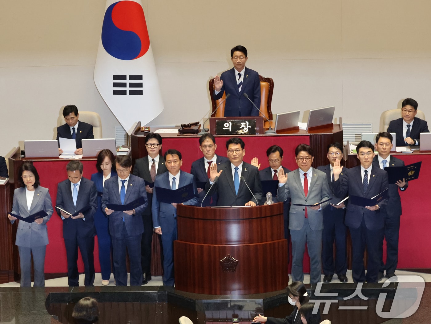 6·3 재보궐선거로 당선된 국회의원들이 5일 서울 여의도 국회에서 열린 제436회 국회(임시회) 제1차 본회의에 참석해 선서를 하고 있다. 2026.6.5 ⓒ 뉴스1 황기선 기자