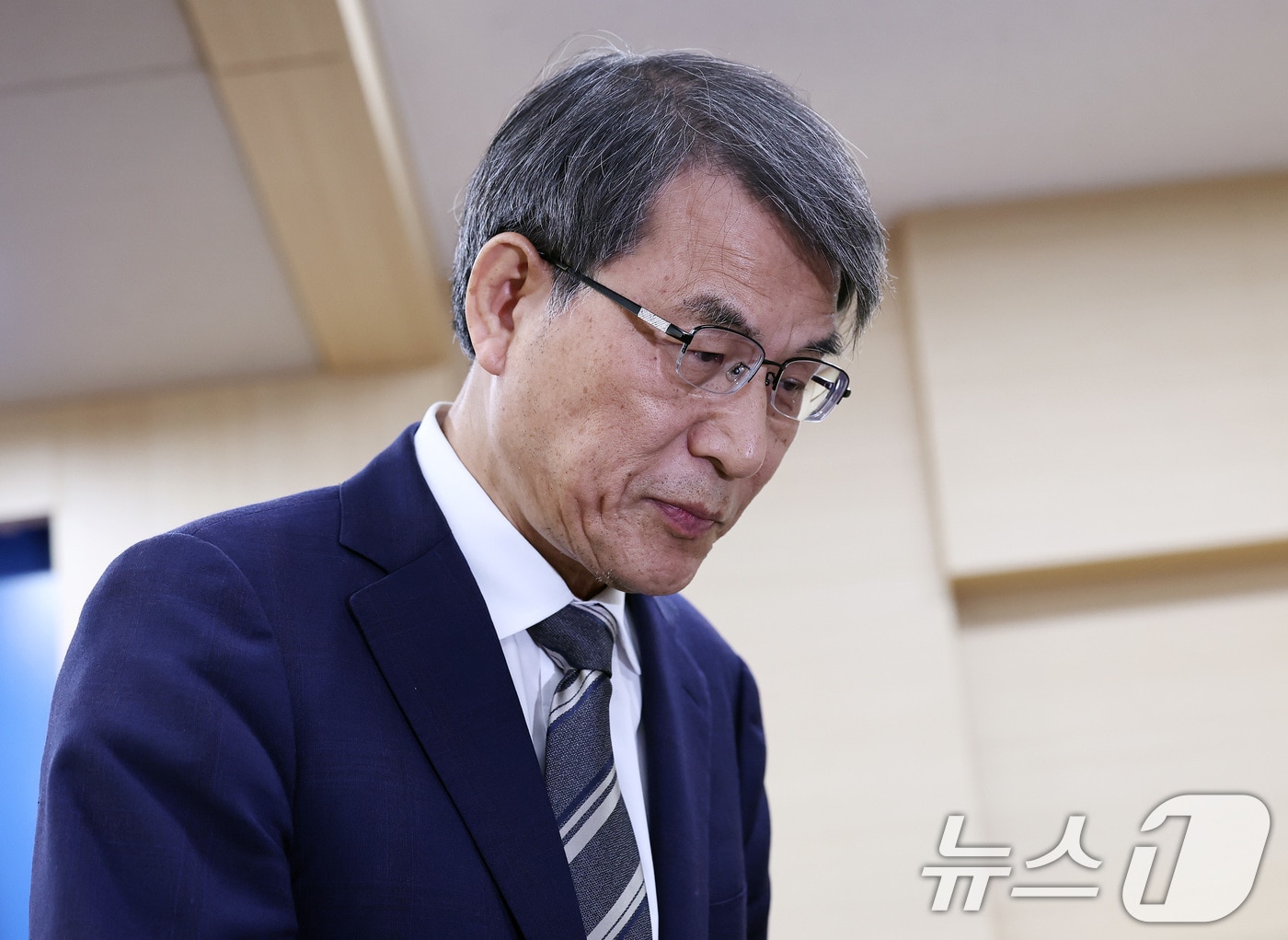 노태악 중앙선거관리위원장이 2026년 6월 5일 오후 경기 과천 중앙선관위에서 ‘투표용지 부족 사태’ 관련 대국민 사과를 마치고 회견장을 나서고 있다. 2026.6.5 ⓒ 뉴스1 구윤성 기자