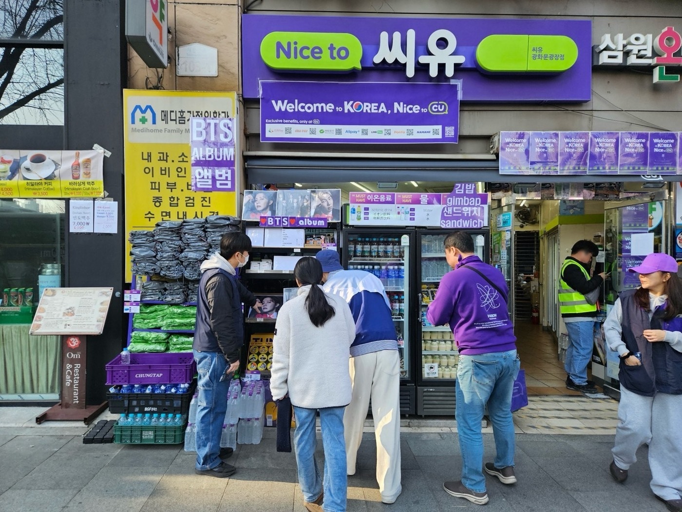 BTS 부산 공연에 편의점도 '들썩'...재고·인력 늘리고 굿즈 판매 - 뉴스 썸네일 이미지