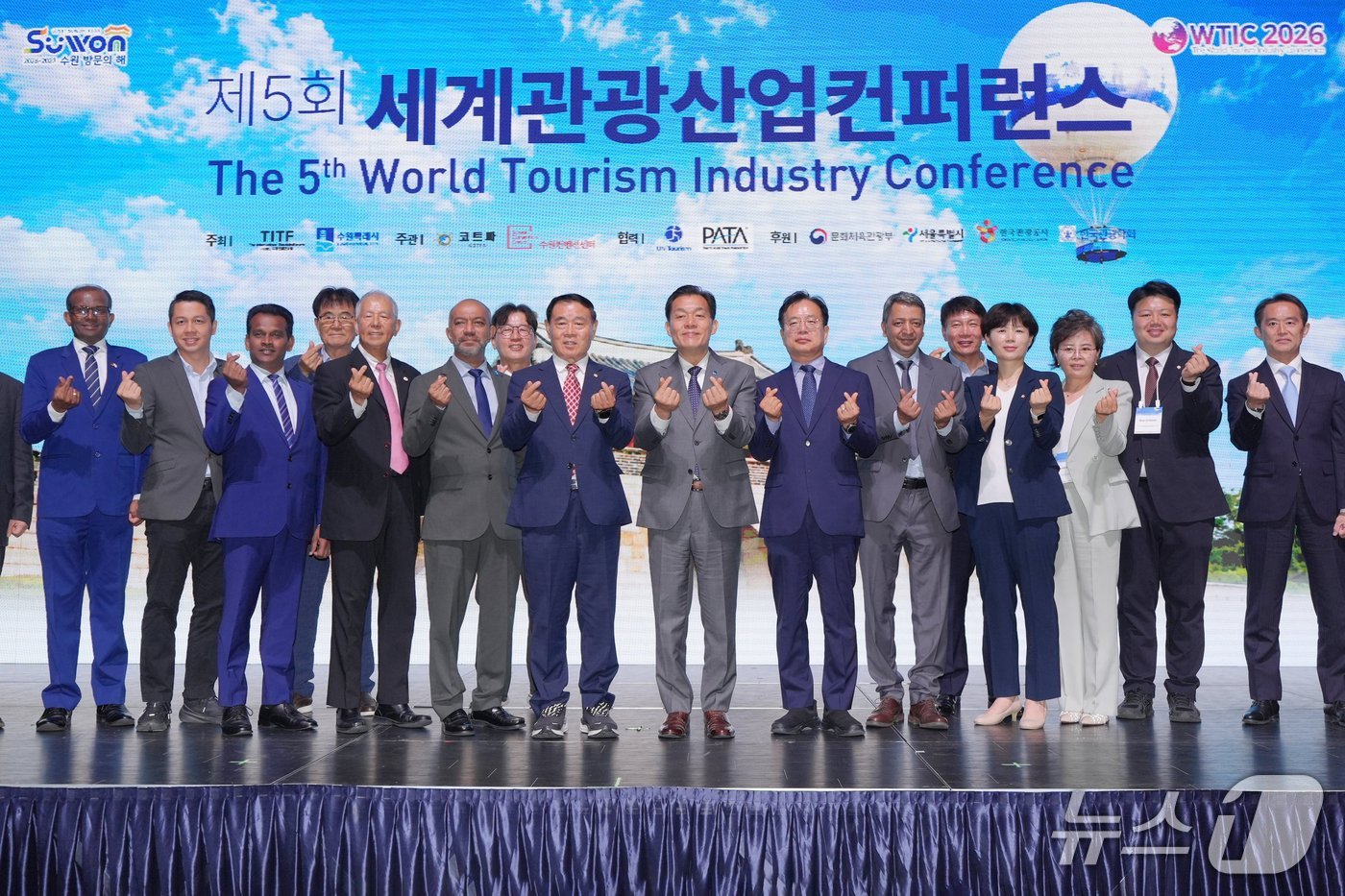  이재준 경기 수원시장(오른쪽 여덟 번째부터), 이재식 시의회 의장 등 제5회 세계관광산업컨퍼런스 개회식 참석자들이 기념촬영을 하고 있다. (수원시 제공. 재판매 및 DB 금지) 2026.6.5/뉴스1