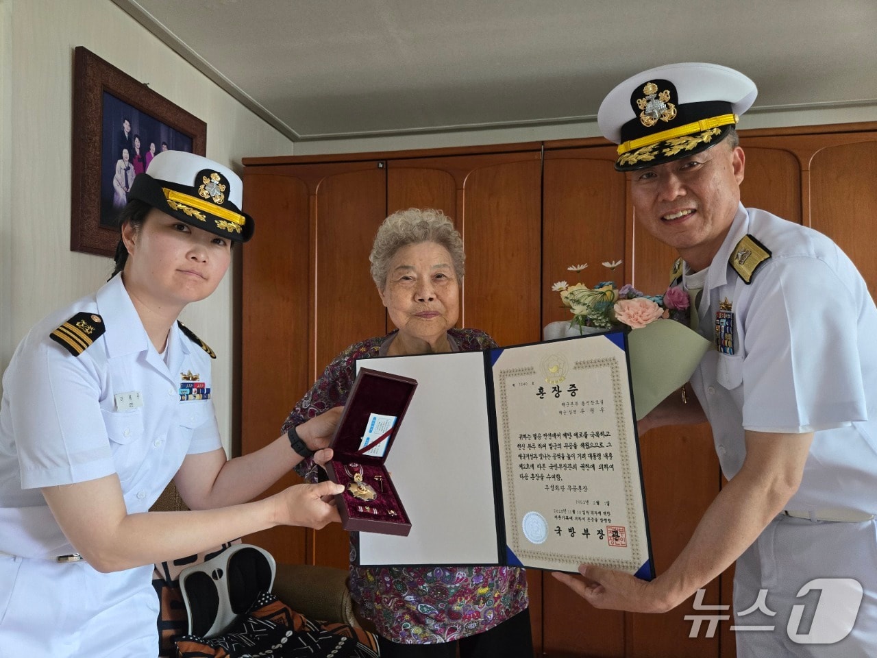 장석용 해군작전사령부 참모장이 5일 6·25 참전 유공자인 고 우원우 하사 배우자 백영자 씨에게 화랑무공훈장을 전도 수여하고 있다. (해군작전사령부 제공. 재판매 및 DB금지)