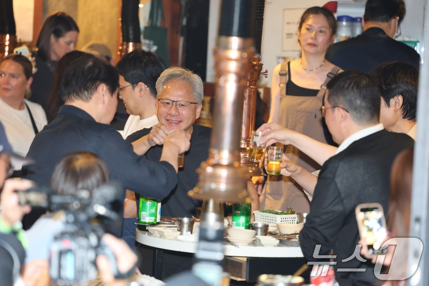 집게 든 구광모 회장, 삼겹살 불판에서 보여준 '젊은 리더십'