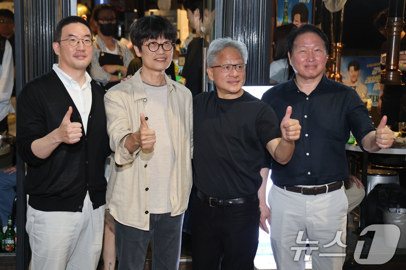 젠슨 황 엔비디아 최고경영자(CEO)가 5일 서울 마포구 홍익대학교 인근 고깃집에서 최태원 SK회장, 구광모 LG회장, 이해진 네이버 의장과 삼겹살에 소맥(소주·맥주) 회동을 마친뒤 기념촬영을 하고 있다. 왼쪽부터 구 회장, 이 의장, 젠슨 황 CEO, 최 회장. 2026.6.5 ⓒ 뉴스1 이광호 기자