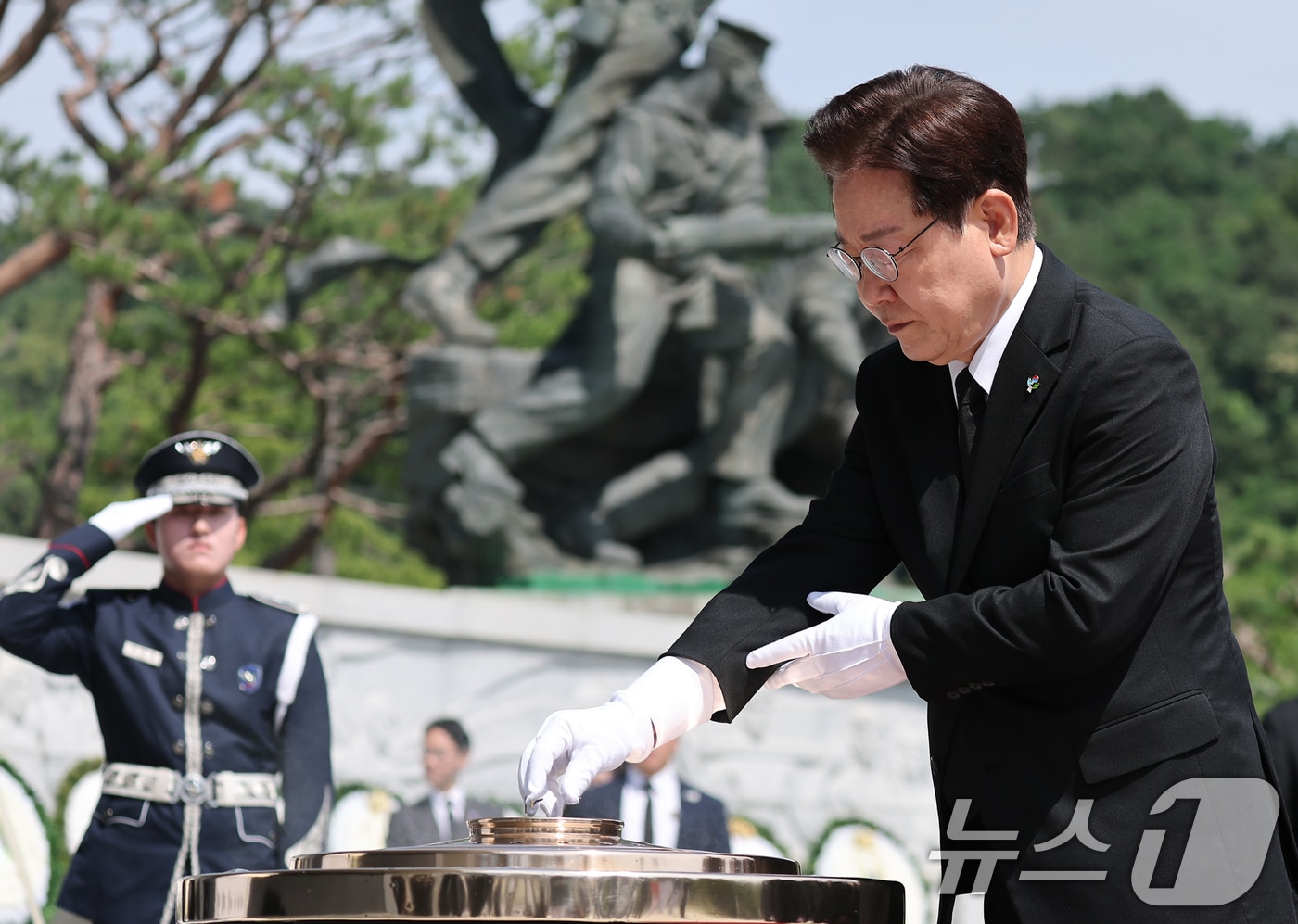 이재명 대통령이 6일 서울 동작구 국립서울현충원에서 열린 제71회 현충일 추념식에서 현충탑에 참배하고 있다. (청와대통신사진기자단) 2026.6.6 ⓒ 뉴스1 이재명 기자