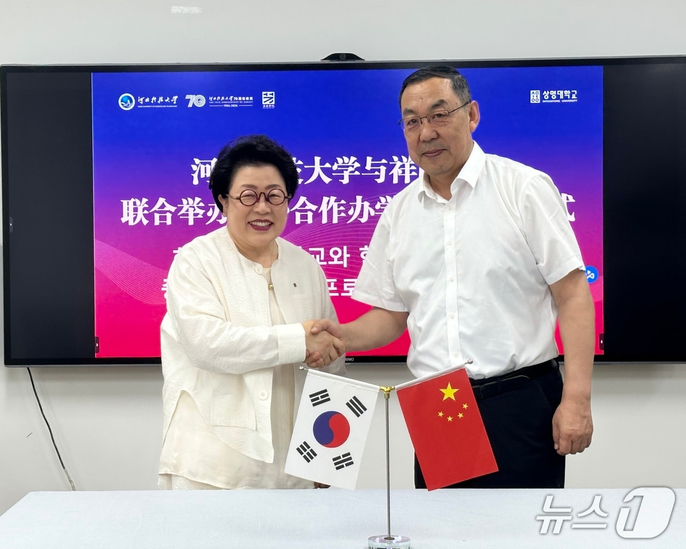 상명대는 지난 5일 중국 하북과기대학교를 방문해 디자인 분야 중외합작판학 사업 재협약을 체결하고 양교 간 교육협력 확대를 위한 교류 협의를 진행했다고 6일 밝혔다. 김종희 상명대 총장(왼쪽)과 이철군 중국 하북과기대 총장(상명대 제공)
