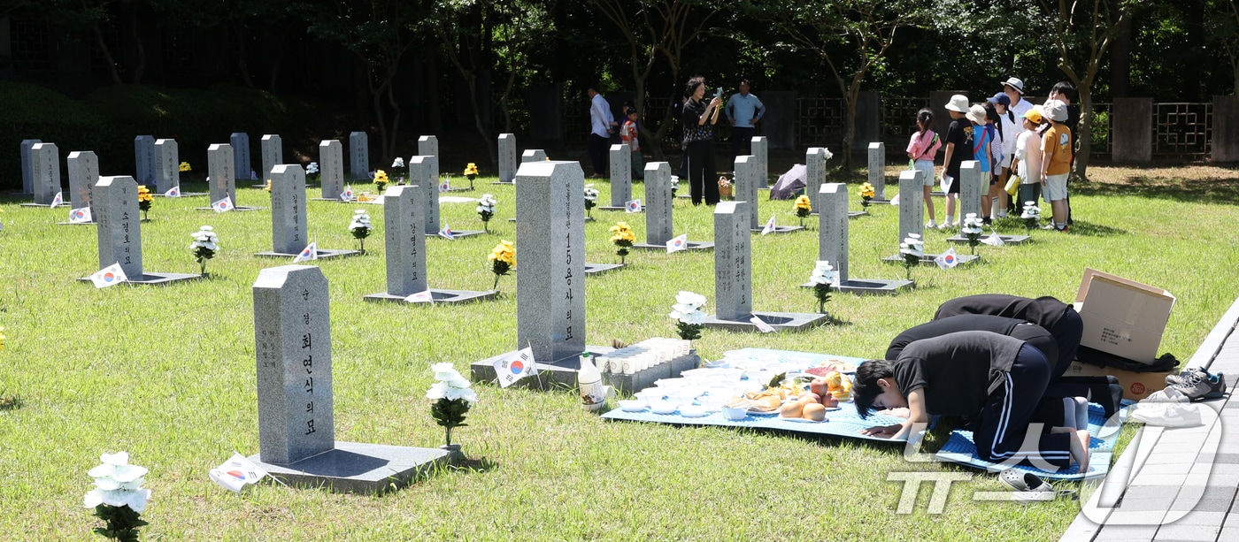 현충일인 6일 전북 전주시 군경묘지를 찾은 추모객들이 참배를 하고 있다. 2026.6.6 ⓒ 뉴스1 유경석 기자