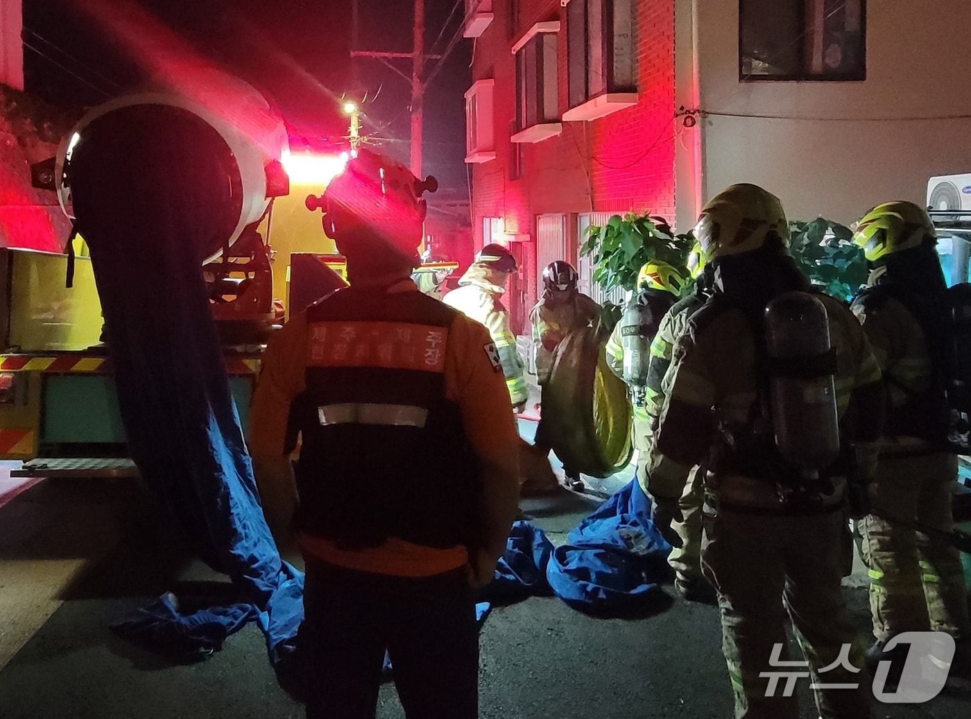 지난 5일 제주시 일도2동 한 주택에서 소방당국이 배연작업응ㄹ 하는 모습.(제주도소방안전본부 제공. 재판매 및 DB 금지)