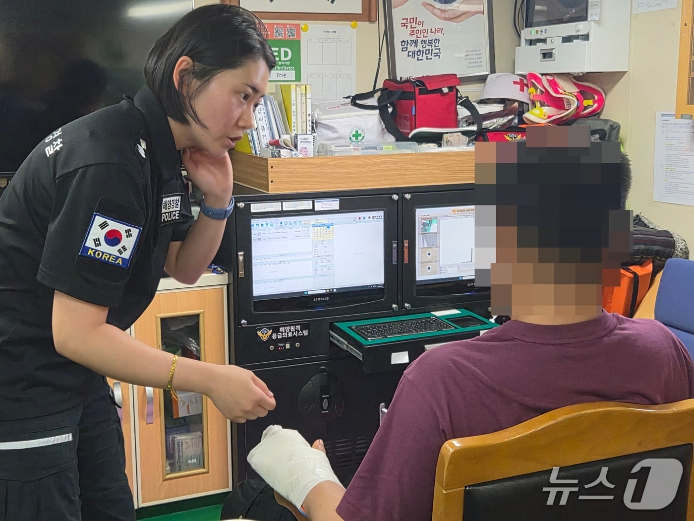 지난 5일 제주 해경 500톤급 경비함정에서 해양원격응급의료시스템을 이용하는 모습.(서귀포해양경찰서 제공. 재판매 및 DB 금지)